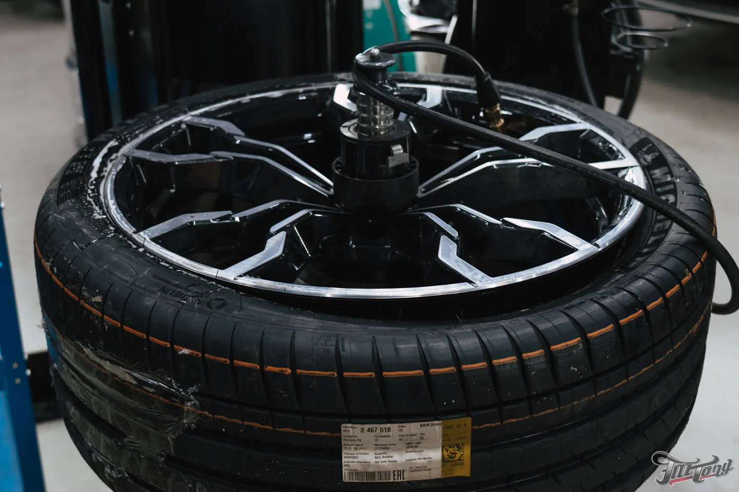 Фирменный Шиномонтаж на вибростенде с адаптацией и балансировкой для BMW X3 M на оборудовании Hunter
